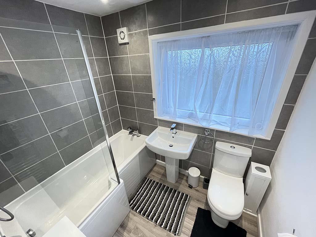 3 bedroom mid terrace house To Let in Barnoldswick - Bathroom
